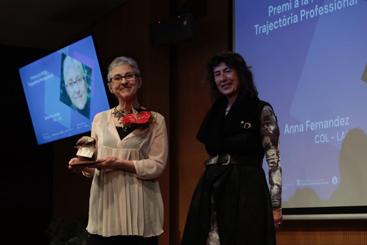 Ana Fernández rebent el Premi Rosa Maria Garriga